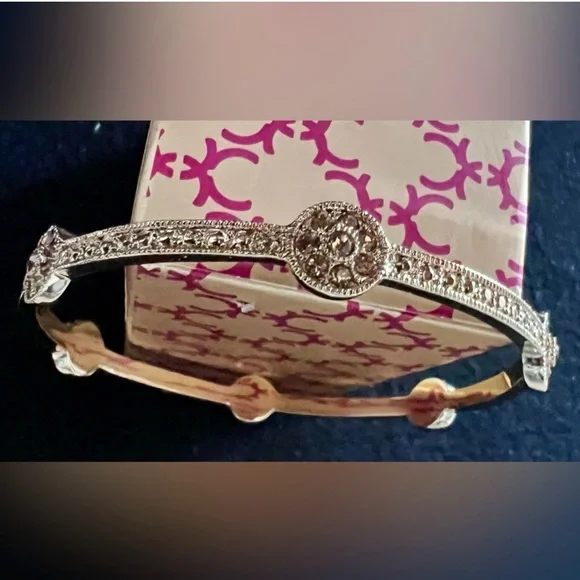 BRACELET CHARTER CLUB BANGLE NWT
Gold Tone & Golden Rhinestone
Incl Gift Box - Picture 5 of 6